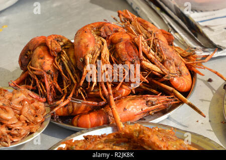 Gebratene Garnelen auf Gajoldoba Essen in der Nähe von teesta Fluss Barrage in Jalpaiguri Bezirk West Bengalen, Indien Abschaltdruck Stockfoto