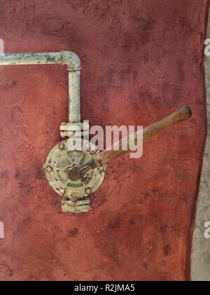 Alte in-house Wasser Pomp in alten ländlichen Häuser und die Bereiche, in denen Grundwasser verwendet Stockfoto