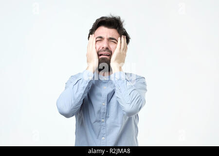 Junge Hispanic Mann mit Bart weint. Stockfoto