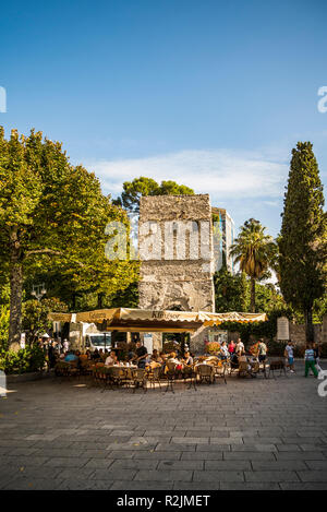 RAVELLO - 5. Oktober: Menschen und Touristen genießen Kaffee Zeit auf dem Hauptplatz am 5. Oktober 2014, in Ravello, Italien Stockfoto