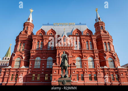 Die berühmte Statue von Marschall Schukow außerhalb der Vorderseite des Russischen Staatlichen Historischen Museum, Manezhnaya Quadrat, Moskau. Durch Vyacheslav Klykov Stockfoto