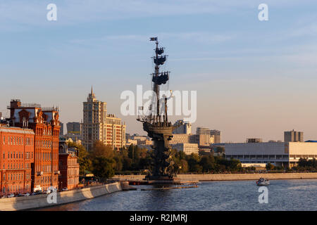 1997 Peter der Große Statue stehend am Zusammenfluss der Moskwa und der Vodootvodny Kanal in Moskau, Russland. Von Surab Zereteli konzipiert. Stockfoto