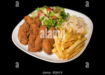 Huhn Hühnerfiletstreifen serviert mit Reis, Salat und französischen Freunden auf Platte Stockfoto