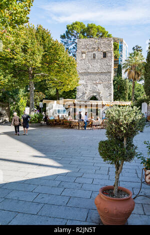 RAVELLO - 5. Oktober: Menschen und Touristen genießen Kaffee Zeit auf dem Hauptplatz am 5. Oktober 2014, in Ravello, Italien Stockfoto