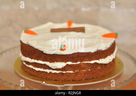 Karottenkuchen mit Karotte Süßigkeiten und Sahne Stockfoto