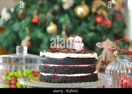 Schwarzwälder Kirschtorte mit Schokolade Stücke auf der Oberseite speziell für Weihnachten, Neujahr, Geburtstag feiern Stockfoto