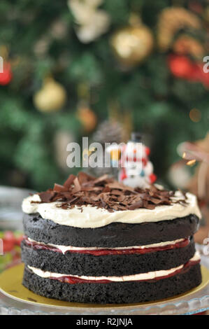 Schwarzwälder Kirschtorte mit Schokolade Stücke auf der Oberseite speziell für Weihnachten, Neujahr, Geburtstag feiern Stockfoto