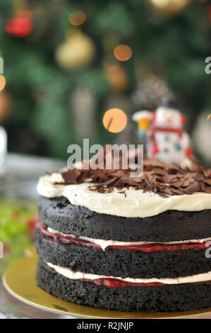 Schwarzwälder Kirschtorte mit Schokolade Stücke auf der Oberseite speziell für Weihnachten, Neujahr, Geburtstag feiern Stockfoto