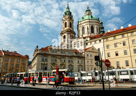 Kirche von St. Nikolaus und Straßenbahnen, Kleinseite, Prag, Tschechische Republik Stockfoto