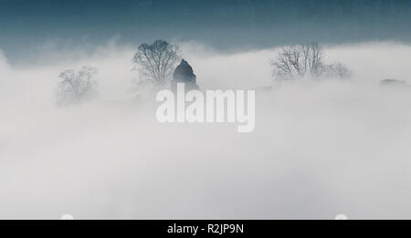 Hohenurach im Nebel Stockfoto