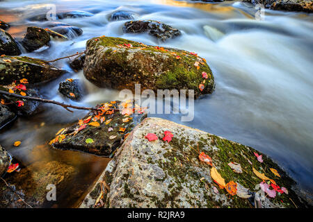 Warner Fluss über Felsen unterhalb der Waterloo überdachte Brücke Warner, New Hampshire. Stockfoto