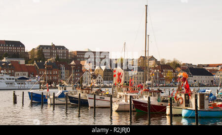 Segelboote im Hafen der kleinen Stadt Flensburg im Norden Deutschlands an der Ostsee Stockfoto