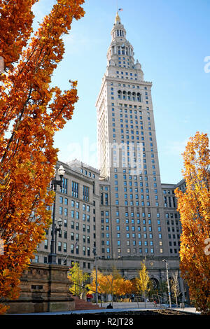 Cleveland Terminal Tower der Tower City Center auf einen öffentlichen Platz in der Innenstadt von Cleveland, Ohio, USA im Herbst Ändern der Blätter. Stockfoto