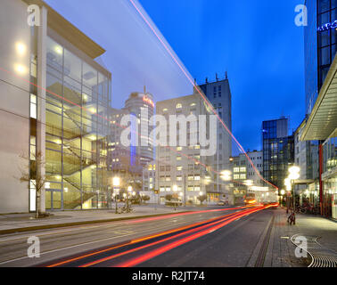 Deutschland, Thüringen, Jena, Ernst-Abbe-Platz, Night Shot mit Spuren von Licht, Wolkenkratzer, hinter der Jen-tower Stockfoto