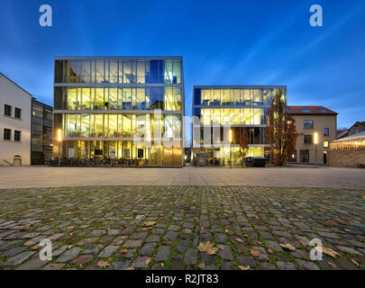 Deutschland, Thüringen, Weimar, Bauhaus Universität, Nachtaufnahme, beleuchteten Glaskuben Stockfoto