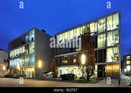 Deutschland, Thüringen, Weimar, Bauhaus Universität, Nachtaufnahme, beleuchteten Glaskuben Stockfoto