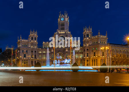 Madrid - Plaza de Cibeles mit Springbrunnen und Abbildung der Göttin Cibele und ihre Lion angetriebenen Wagen, hinter Palacio de Cibeles, der Post, der Sitz von Th Stockfoto