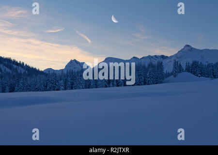 Österreich, Vorarlberg, Lech am Arlberg, winter Abend in der Zuger Tal Stockfoto