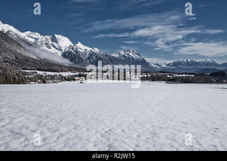 Österreich, Tirol, Mieminger Plateau, Obsteig mit Wetterstein Stockfoto