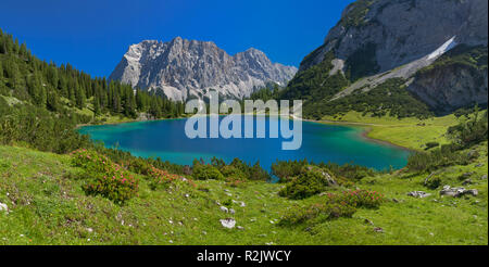 Österreich, Alpen, Tirol, Ehrwald, Seebensee mit Zugspitze Stockfoto