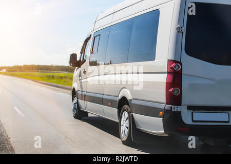 Minibus geht auf das Land Highway entlang der Wald Stockfoto