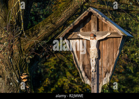 Verwitterte Jesus Abbildung an ein kalvarienberg unter einem Baum, Oberbayern, Bayern, Deutschland, Europa Stockfoto