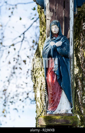 Verwitterte Statue der Jungfrau Maria an einem Scheideweg, Oberbayern, Bayern, Deutschland, Europa Stockfoto