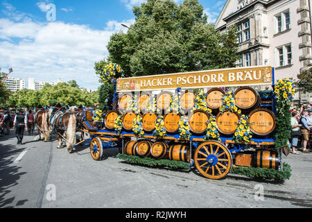 Traditionelle Eintrag des Oktoberfestes Hosts auf dem Münchner Oktoberfest Stockfoto