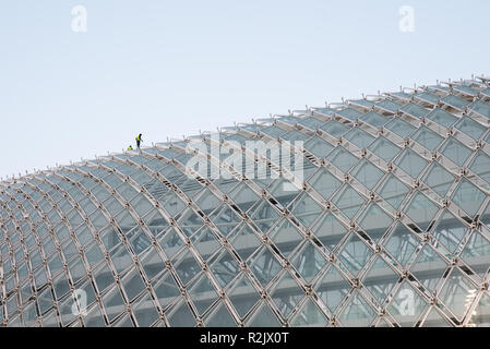 Paar Reinigung Arbeitnehmer Reinigung das Dach des Yas Viceroy Hotel Yas Marina, Yas Island, Abu Dhabi, VAE Stockfoto