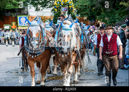 Traditionelle Eintrag des Oktoberfestes Hosts auf dem Münchner Oktoberfest Stockfoto