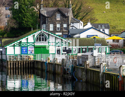 Die bunten Pier Gebäude- und Anlegestellen an Waterhead Ambleside Lake Windermere im Lake District, Cumbria England United Kingdom im Herbst Farben Stockfoto