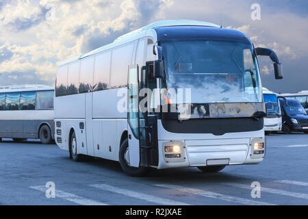 Grosse Touristische Busse auf dem Parkplatz Stockfoto