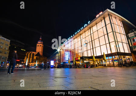 Kölner Hauptbahnhof bei Nacht - Kölner Hauptbahnhof bei Nacht Stockfoto