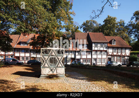 Gedenkstein für die Zerstörung der Synagoge in der Pogromnacht 1938, historische Fachwerkhäuser, Godehardsplatz, Altstadt, Hildesheim, Niedersachsen, Deutschland, Europa Stockfoto