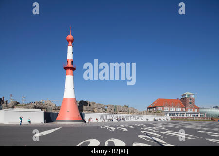 Willy-Brandt-Platz, Leuchtturm Unterfeuer, Strand Hall, Zoo am Meer, Bremerhaven, Bremen, Deutschland, Europa Stockfoto