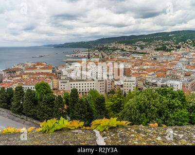 Blick vom Castello di San Giusto in Triest und den alten Hafen. Stockfoto