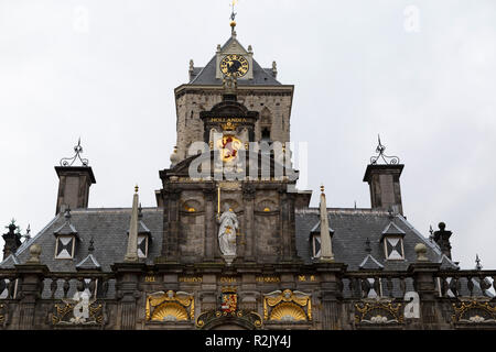 Das Rathaus (Stadhuis) in Delft, Niederlande. Das Gebäude ist ein Beispiel der niederländischen Renaissance Architektur. Stockfoto