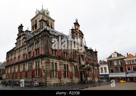 Das Rathaus (Stadhuis) in Delft, Niederlande. Das Gebäude ist ein Beispiel der niederländischen Renaissance Architektur. Stockfoto