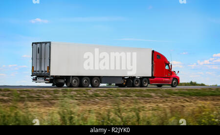 Anhänger mit roten Markise bewegt sich mit hoher Geschwindigkeit auf der Autobahn Stockfoto