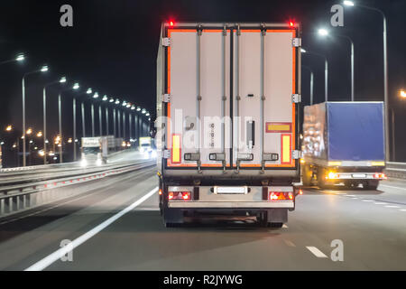 Lkw bewegen auf einer Nacht beleuchtete Autobahn Stockfoto