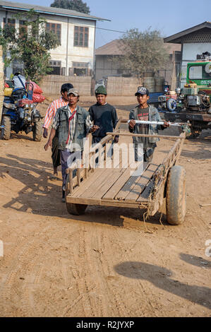 Männer mit einem Wagen am Marktplatz Heho, Kalaw Township, Taunggyi, Shan Staat von Myanmar Stockfoto