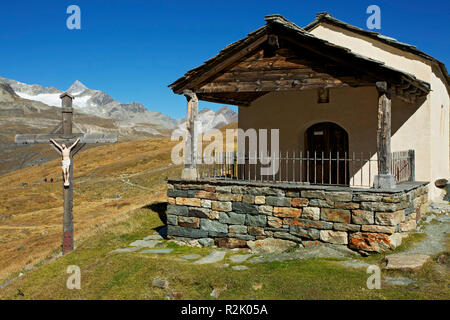 Kapelle "Maria zum Schnee" am Schwarzsee oberhalb von Zermatt. Auf der linken Seite das Weisshorn. Stockfoto