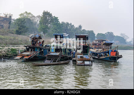 Boote angedockt neben dem Irrawaddy Fluss in der Nähe von Mandalay Myanmar Stockfoto