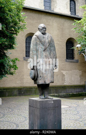 Deutschland, Nordrhein-Westfalen, Köln, Denkmal für Konrad Adenauer, erster Bundeskanzler der Bundesrepublik Deutschland, vor St. Aposteln Stockfoto