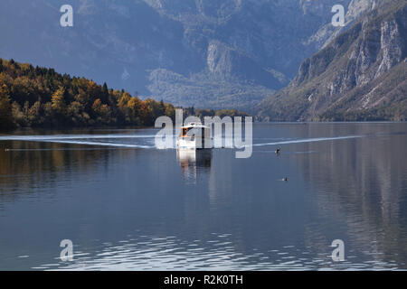 Boot auf dem See Bohinj in Slowenien Stockfoto