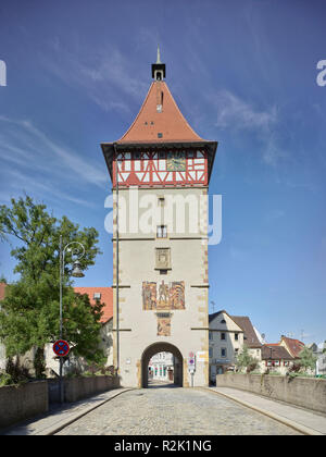 Blick auf die gelbe Bersteiner Turm aus die Winnender Straße. Stockfoto