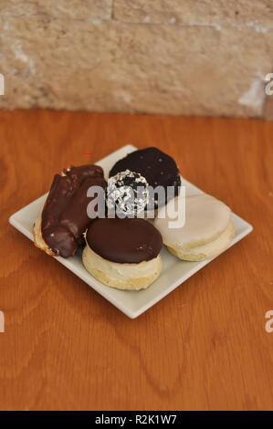 Frische und köstliche kleine Mix eclairs, cremige Kuchen Stockfoto