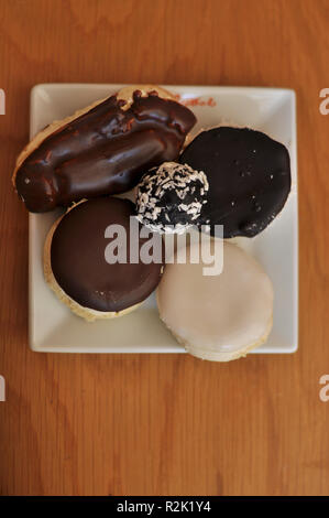 Frische und köstliche kleine Mix eclairs, cremige Kuchen Stockfoto