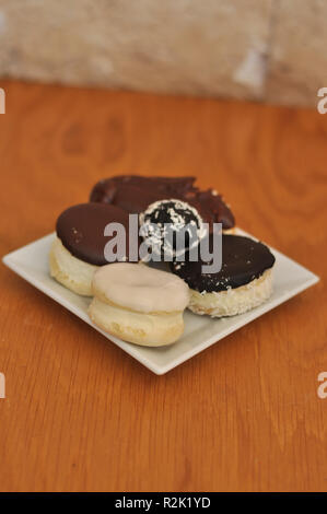 Frische und köstliche kleine Mix eclairs, cremige Kuchen Stockfoto