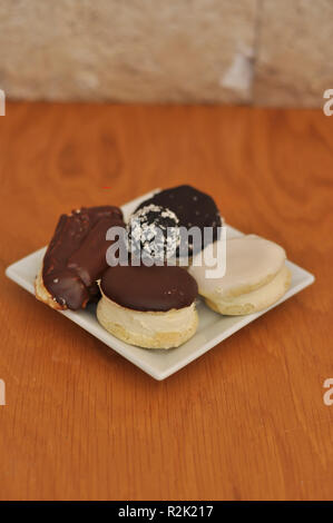 Frische und köstliche kleine Mix eclairs, cremige Kuchen Stockfoto